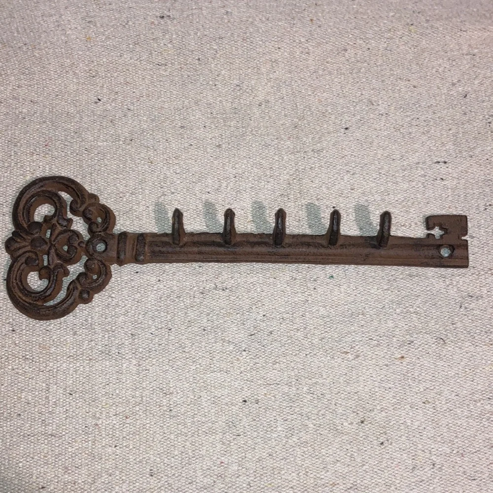 Rustic Brown Skeleton Key Shaped Holder Cast Iron Wall Mount 5 Hook Key Rack